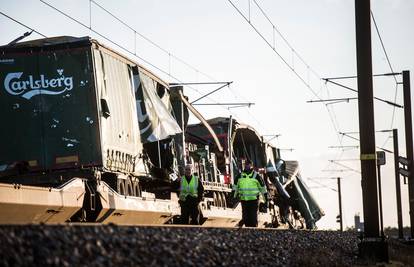 Dijelovi teretnog vlaka pali na putnički: Šestero ljudi poginulo