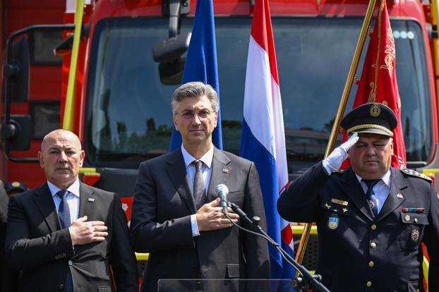 Zagreb: Svečana primopredaja vatrogasnih vozila