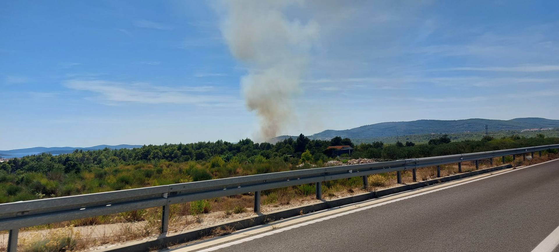 VIDEO Požar na ulazu u Vodice, digli su i više kanadera: 'Vatra je došla na 50 metara od kuća'