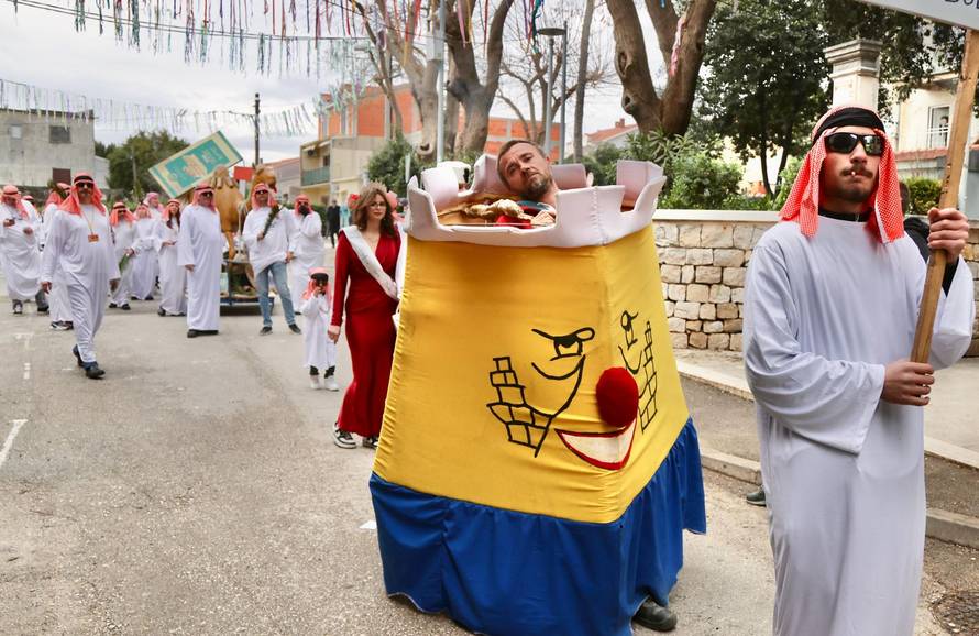 Kaštel Kambelovac: Održan Kambelovski krnjeval i zapaljen krnje “ Yugo”