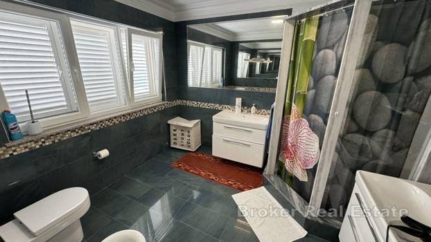 FOTO Iz kuće u more! Ova vila prvi red do mora ima konobu i vinoteku, a evo koliko košta