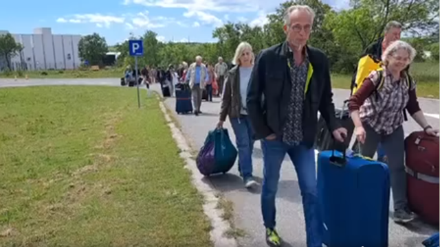VIDEO Turisti moraju vući kofere jer je autobusima ulazak na krčki aerodrom postao preskup