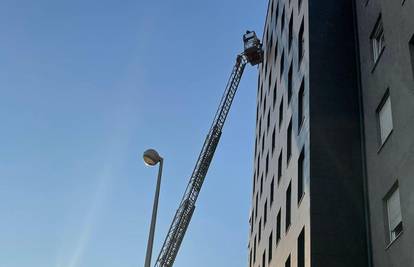 Drama u Dubravi: Starija žena zaglavila u stanu, vatrogasci su je morali izvlačiti kroz prozor