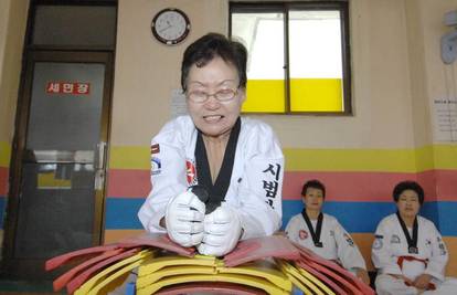 Taekwondo superbakice rukama lome cigle i daske