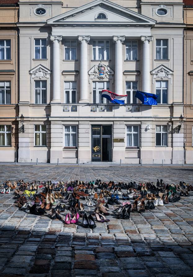 Zagreb: 156 pari cipela na Trgu svetog Marka za 156 ubijenih &zcaron;ena 