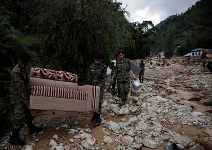 FOTO Katastrofa u Nepalu: Više od 200 mrtvih, poplave i bujice sve gore,  mnogi ostali zatrpani