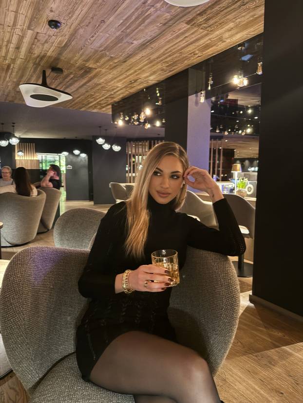 FOTO Talijanska voditeljica je konkurencija Diletti Leotti pred kamerama! Bila je i misica...