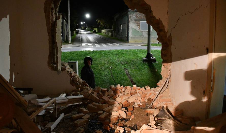 Nova Gradiška: Zabio se automobilom u kuću i poginuo