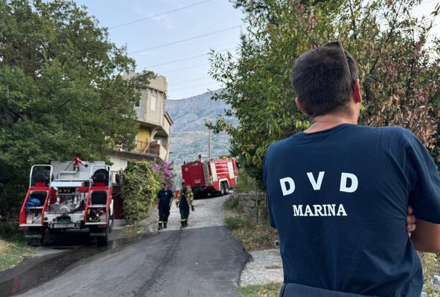 Žrnovnica: Smjena vatrosaca koji sudjeluju na lokaliziranju požara nedaleko od raketne baze