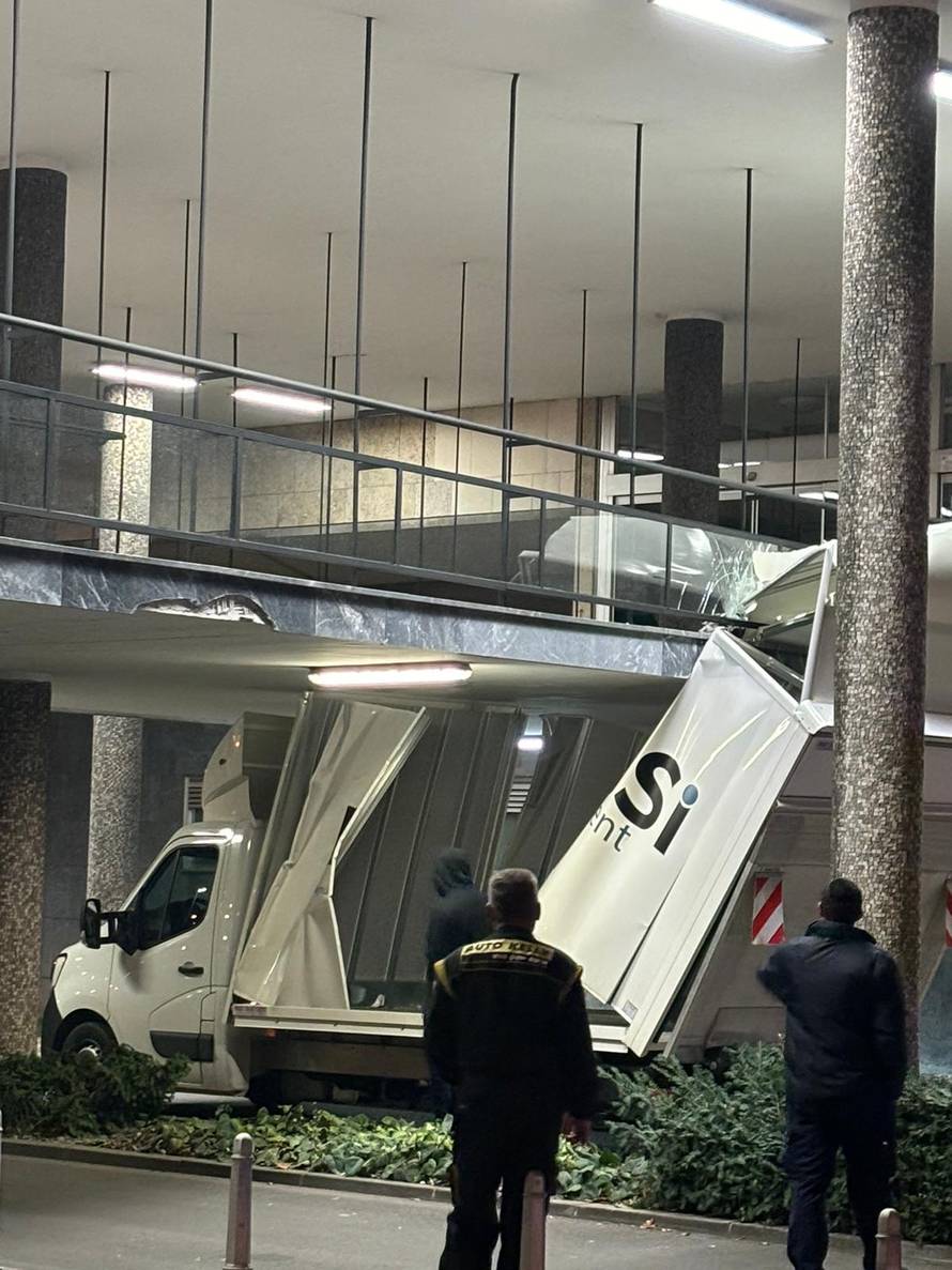 VIDEO Kamion zaglavio ispod stepenica zagrebačke gradske uprave, polomio ogradu i vozilo