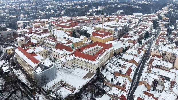 Pogled iz zraka na centar Zagreba prekriven snijegom