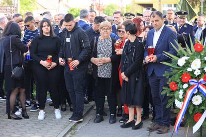 FOTO Uspomena na 12 stradalih: Državni vrh i obitelji položili vijence i zapalili svijeće