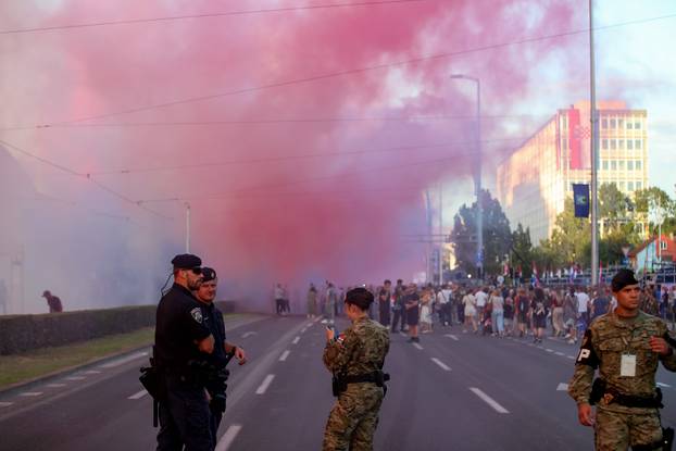 Zagreb: Vojni mimohod završio uz veličanstveni pirotehnički šou 