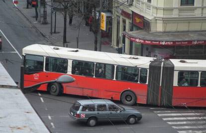 Beograd: Mladići ukrali bus te njime oštetili 30 vozila