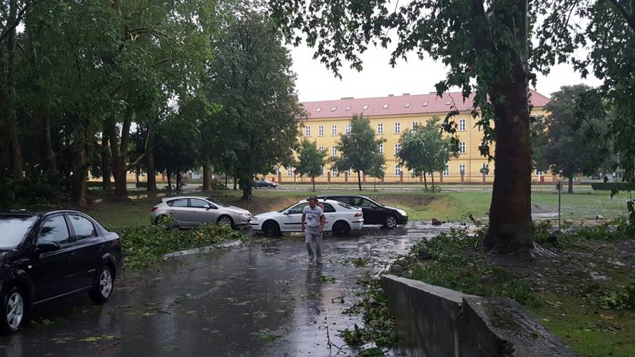 Kaos u Osijeku: Bolnica ostala bez krova, hitno selili pacijente