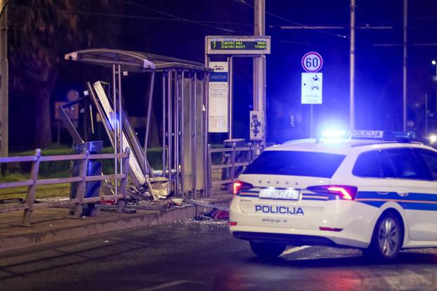 Prometna nesreća u Zagrebu, automobilom se zabio u tramvajsku stanicu