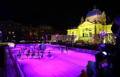 Počeo Advent: Upaljena prva svijeća, otvoreno klizalište...