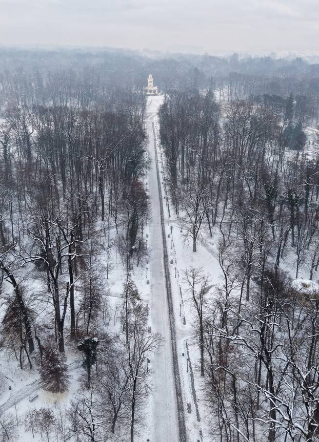 Pogled iz zraka na park Maksimir i njegova jezera tijekom zime