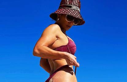 J.Lo (51) pokazala guzu, pijesak joj je ušao u mini kupaći kostim