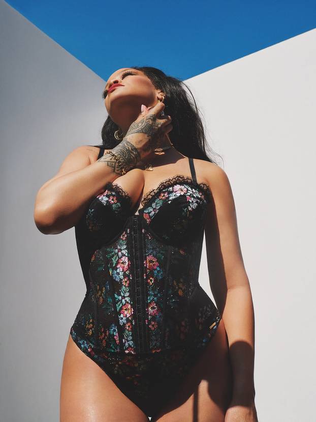 FOTO Vruća Rihanna se skinula i pokazala čipkasto donje rublje