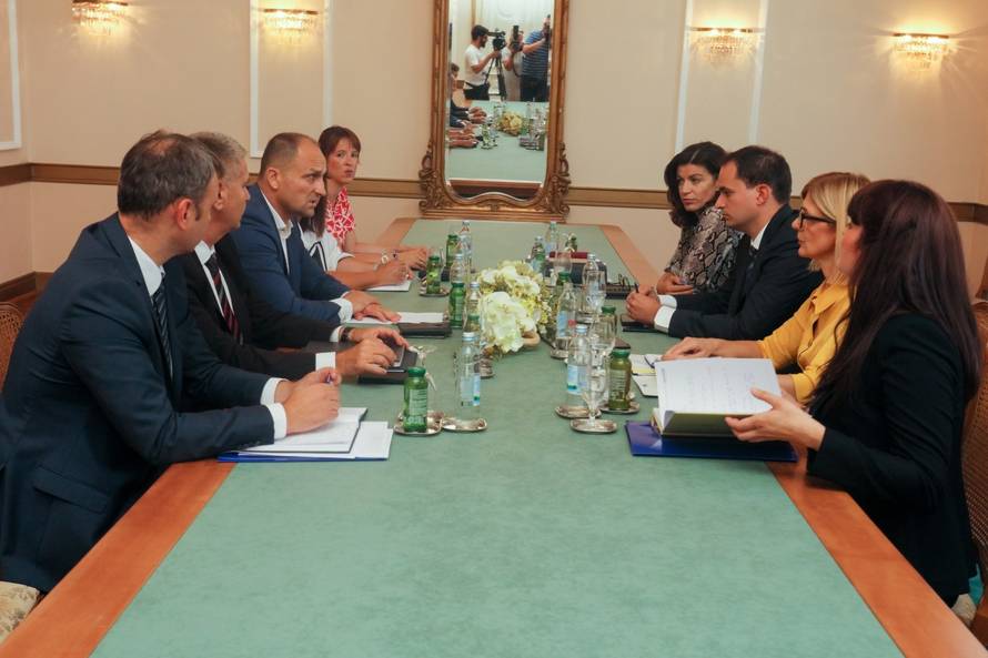 Osijek: Radni sastanak Å¾upana Ivana AnuÅ¡iÄa i ministra uprave Ivana Malenice