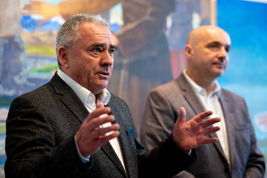 Zagreb: Otvorenje izložbe Tomislava Buntaka na kojoj predstavlja oltarni poliptih izrađen za crkvu sv. Antuna Padovanskog