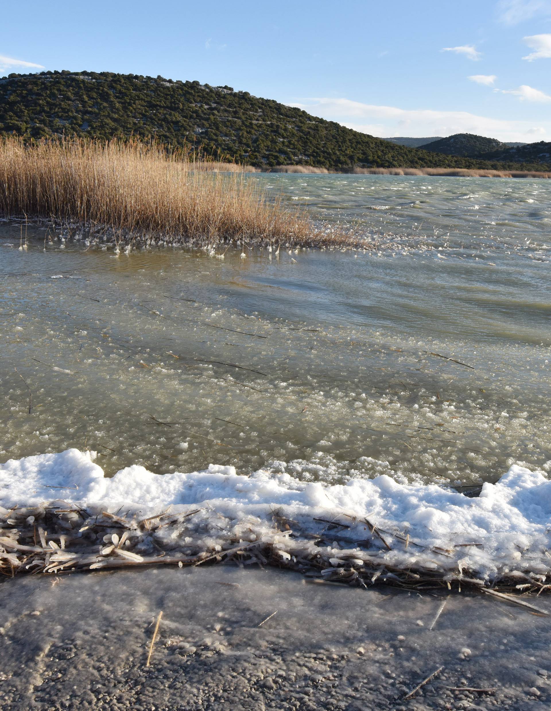 Bura i hladnoća zaledile more kod Tisnog, ali i Vransko jezero