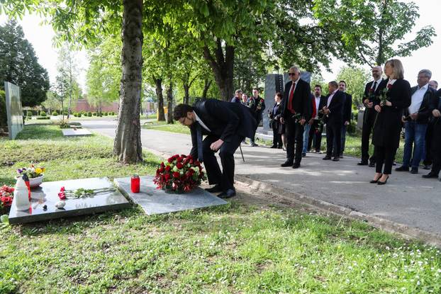Zagreb: Izaslanstvo SDP-a obišlo grob Ivice Račana povodom 16. obljetnice njegove smrti 