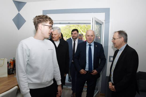 Petrinja: Ministar Bačić obišao tri obitelji koijim su izgrađene zamjenske kuće