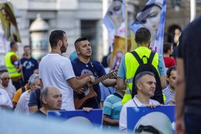 U Splitu i Zagrebu molili krunicu na trgovima, nasuprot njih stali protuprosvjednici s plakatima