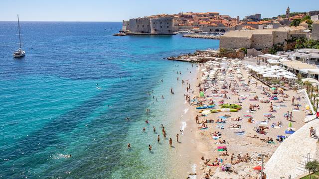 Dubrovnik: Plaža Banje je puna posjetitelja koji uživaju u moru