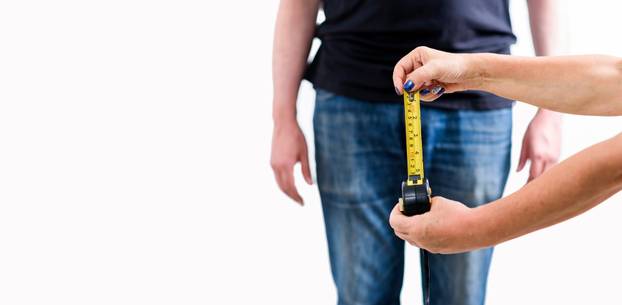 Woman with tape measure that measures penis - Latina woman