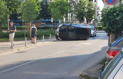 VIDEO Autom 'pokosio' stupiće pa se prevrnuo na stranu