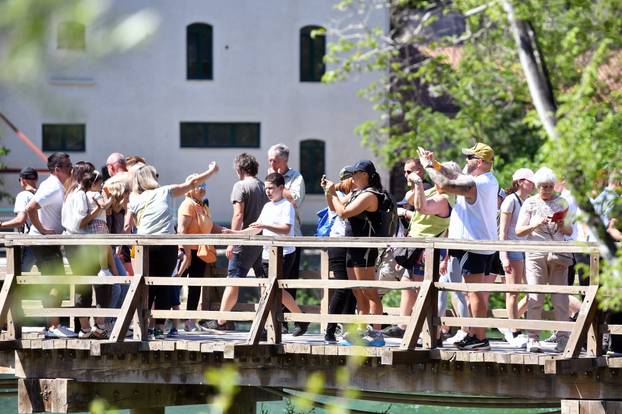Skradin: Doma?i i strani gosti uživaju u ljepotama Nacionalnog parka Krka