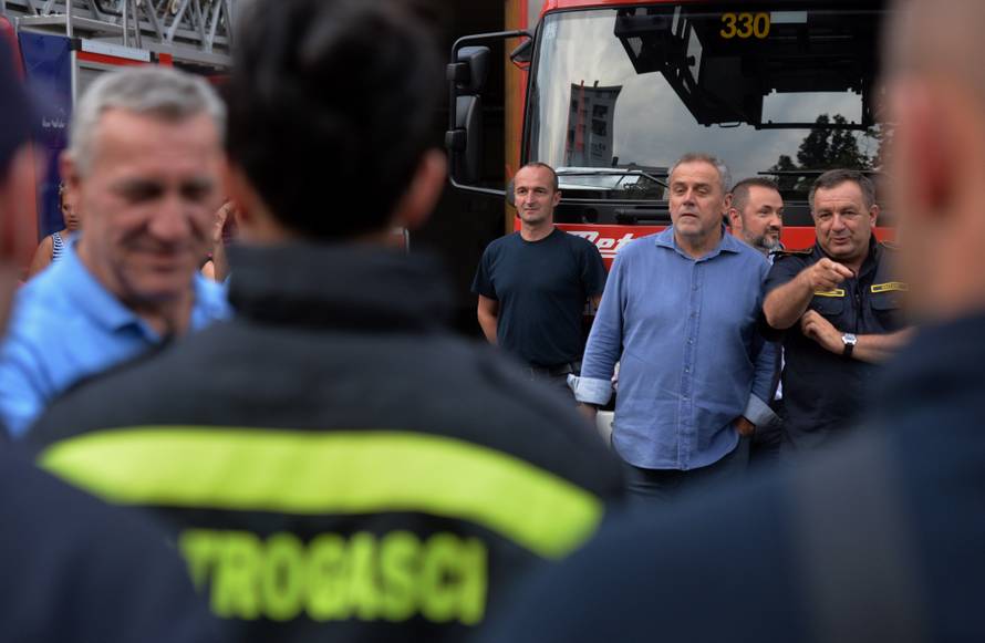 Zagrebački vatrogasci se uz zvukove sirena vratili u Savsku