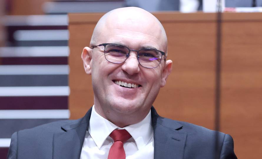 Zagreb: Josip Dabro na glasovanju bio 76. ruka potrebna za većinu