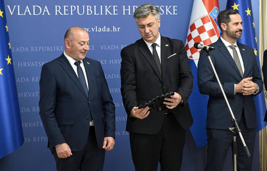 Zagreb: Andrej Plenković uručio Domovnicu Stipi Miočiću i njegovoj obitelji