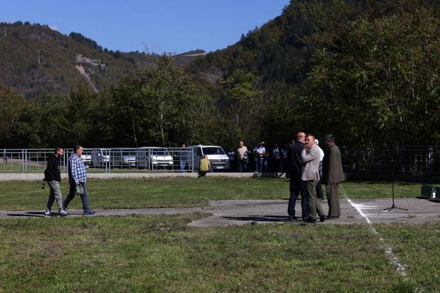 Jablanica: Ljudi pristižu na kolektivnu dženazu žrtvama poplava