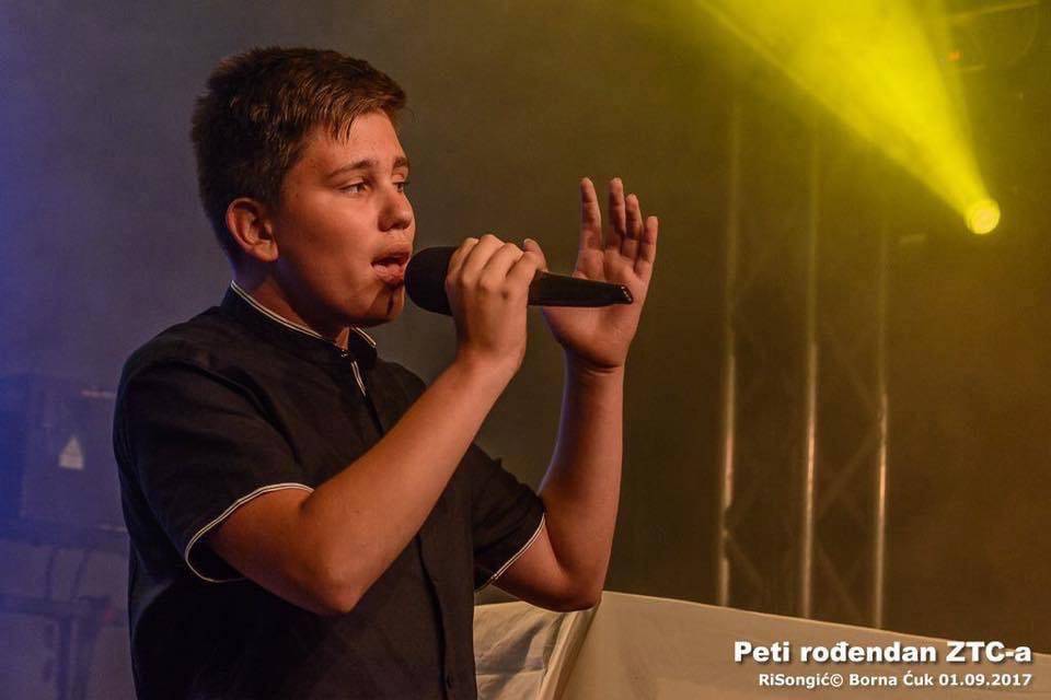 Sergej Božić od malih nogu bavi se glazbom, a 2015. pjevao je i u 'Zvjezdicama': 'Jedinstven si!'