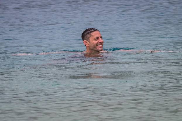 Makarska: Robert Tarčuki svaki dan se kupa unatoč zimi