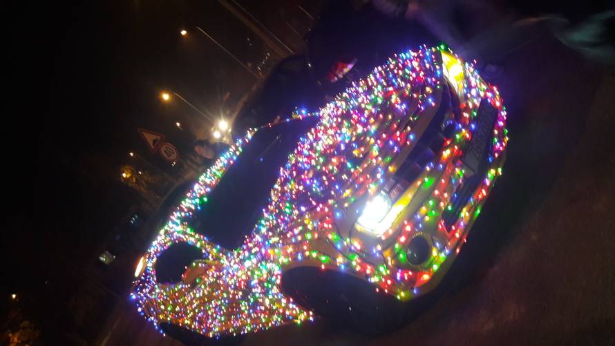 Majstori iz Dubrave prijatelju su ukrasili auto s 4500 lampica