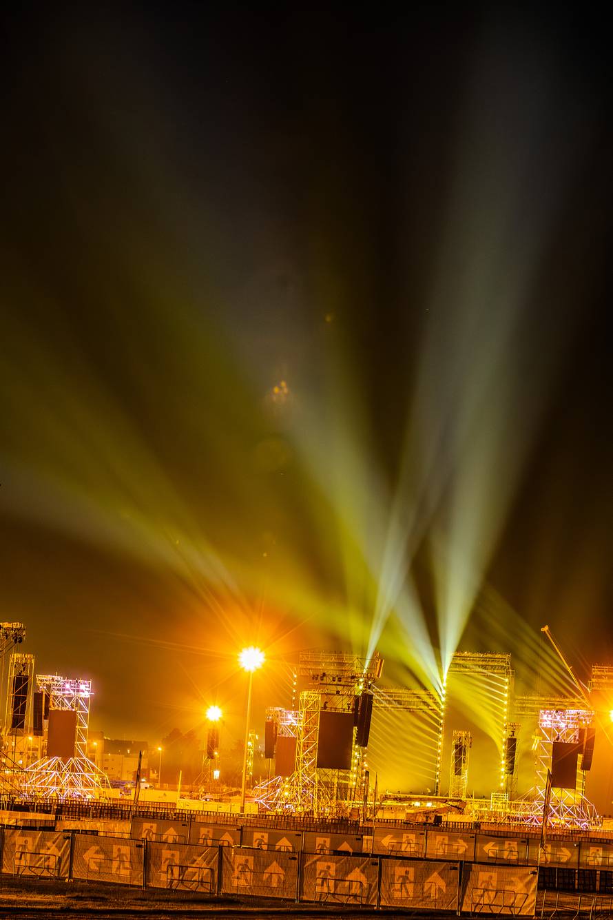 Zagreb: Spektakularna svjetlosna proba na Hipodromu uoči Thompsonovog koncerta