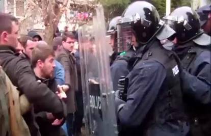 Prosvjedi studenata u Prištini, osuđuju rektora radi korupcije
