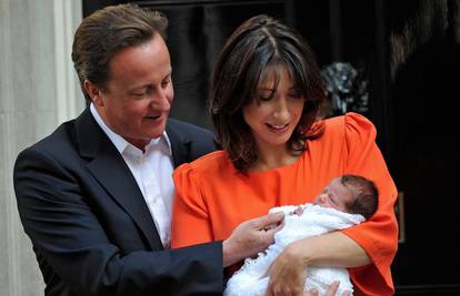 David Cameron pozirao sa ženom i kćeri ispred vlade