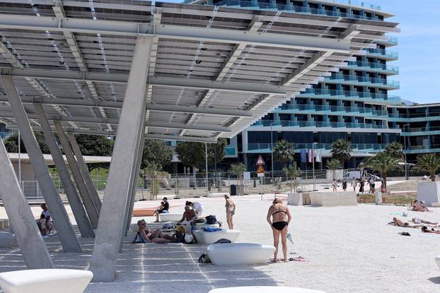 Split: Kupači na novoj plaži Žnjan