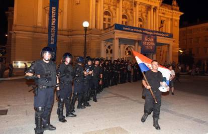 Rijeka: Pred kazalište je stigla Armada, a ulaz čuvala policija