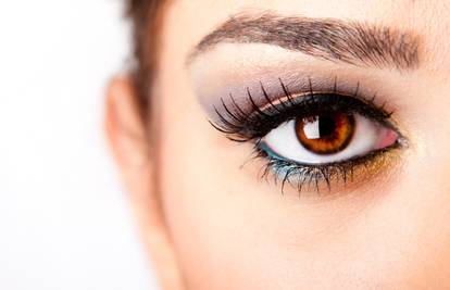 Područje oko očiju: Tražite kreme s kofeinom i retinolom