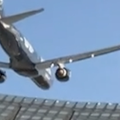 DRAMATI&Ccaron;NE SCENE Avion jedva preletio stadion na utakmici!