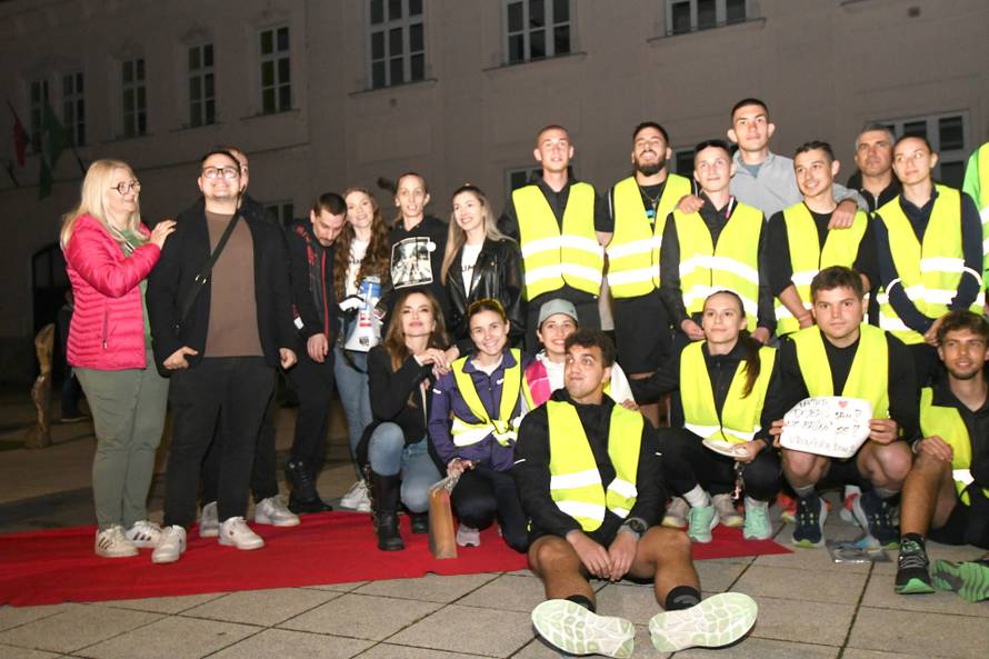 Virovitica: Severina dočekala srpske studente koji trče do Bruxellesa