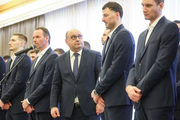 Zagreb: Predsjednik Republike uručio  je odlikovanja Hrvatskoj rukometnoj reprezentaciji